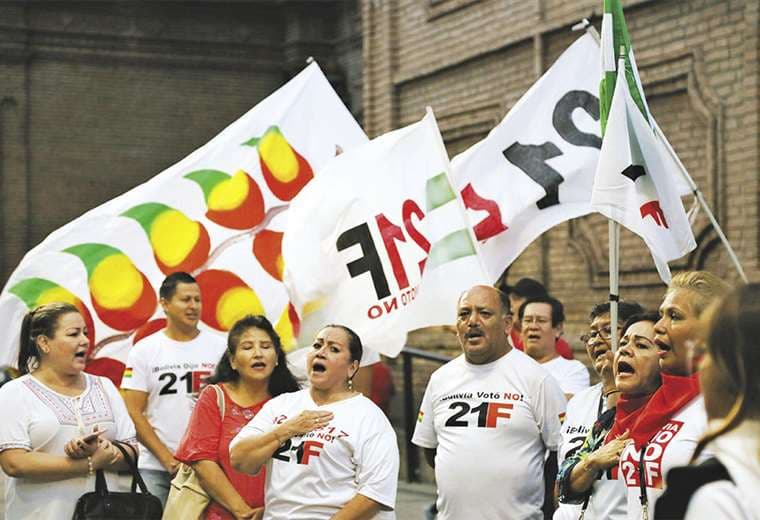 En Santa Cruz, un grupo de activistas festejó, acompañados de la banda, “un 21 de febrero sin Evo”. Foto: Jorge Gutiérrez