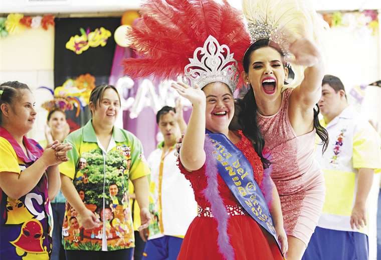 La reina del Carnaval cruceño, Romy Paz, visitó ayer a la reina de la Fundación Síndrome de Down, Carla I. Foto: Ricardo Montero