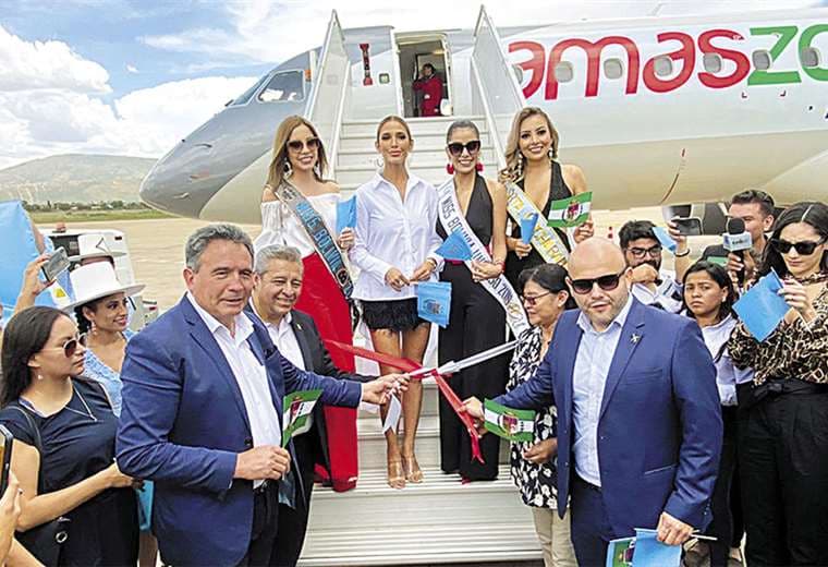 El tercer moderno Embraer 190 de Amaszonas fue inaugurado en su vuelo a la ciudad de Cochabamba. Foto: EL DEBER