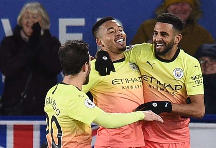 Las felicitaciones son para Gabriel Jesús (c), que este sábado hizo el gol del tirunfo para Manchester City. Foto: AFP