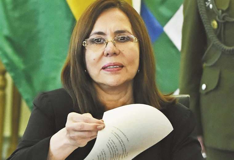 La canciller Karen Longaric asegura que el anterior Gobierno emitió criterios sobre el fondo del juicio | Foto: APG