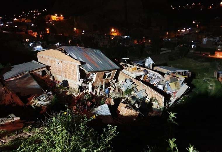 Una de las viviendas a punto de colapsar por los deslizamientos. Foto: Alcaldía de La Paz