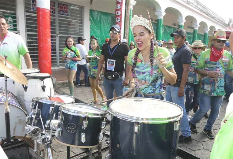 La reina del Carnaval de Santa Cruz hoy también recibe a los comparseros en el centro de la ciudad. Foto: Fuad Landívar