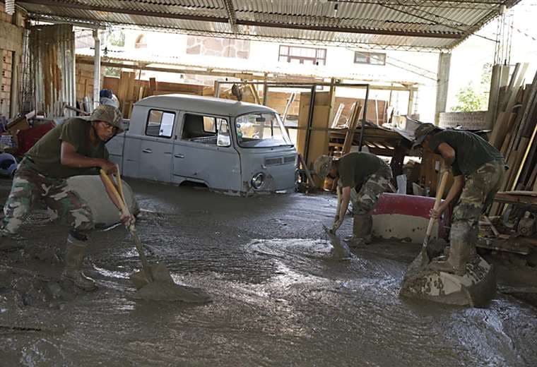 Los soldados colaboran con tareas de limpieza en Tiquipaya. Foto: APG