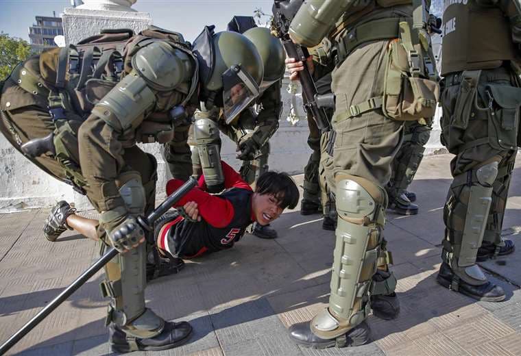 En Valparaíso un manifestante es detenido por la policía antidisturbios este 24 de febrero de 2020 durante los enfrentamientos que estallaron en una protesta contra el presidente de Chile, Sebastián Piñera. Foto: AFP