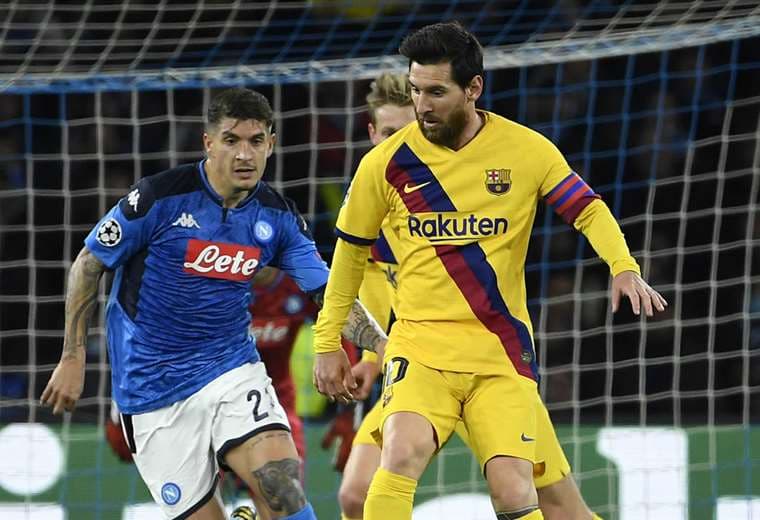 Lionel Messi domina el balón seguido por un rival del Nápoles. Foto. AFP