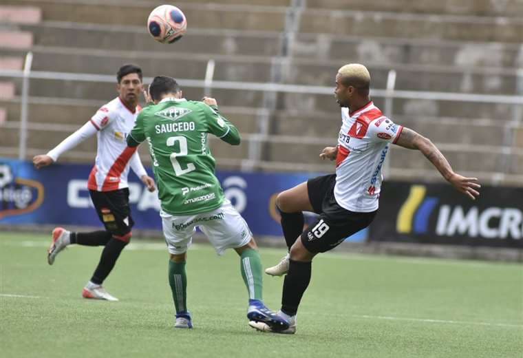 Widen Saucedo disputa la pelota con Rafael. Se juega en el estadio Municipal de El Alto. Foto: APG 