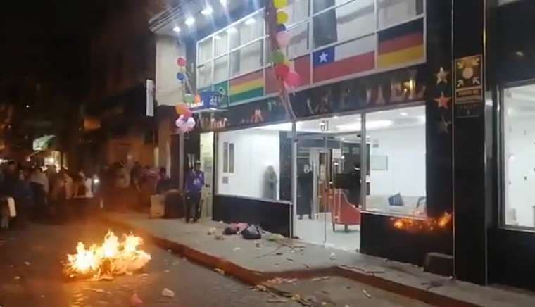 Los manifestantes prendieron fuego en las puertas del hotel