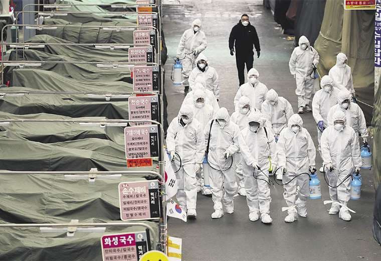 Personal sanitario fumiga un mercado en Seúl, la capital de Corea del Sur, donde hasta el momento se han contagiado más de 1.100 personas. Foto: AFP
