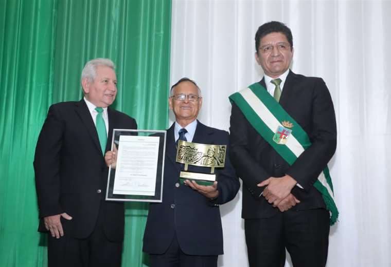 El médico Roberto Tórrez fue reconocido en la sesión de honor por los 459 años de la fundación de Santa Cruz | Foto: Asamblea Legislativa