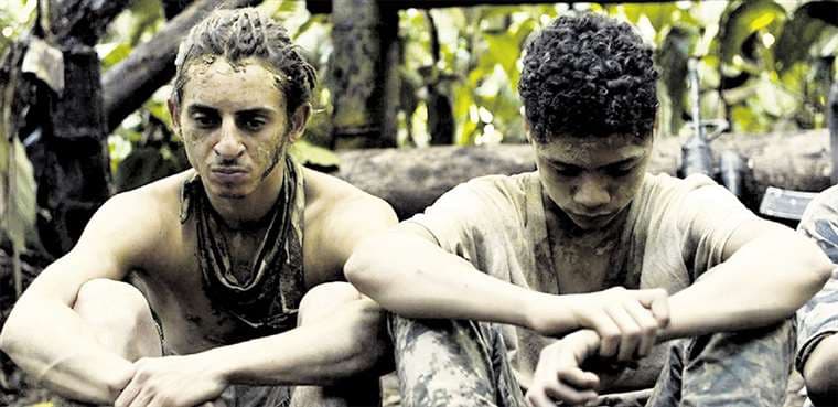 Los actores adolescentes de Monos relatan una historia de guerrillas. foto: LONDRA FILMS P&D