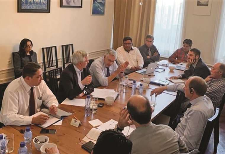 Los juristas en una reunión con las ahora exautoridades del Gobierno I Foto: Diremar.