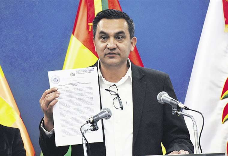 El ministro Yerko Núñez presentó ayer el Decreto Supremo 5149 firmado por la presidenta y su gabinete. Foto: ABI