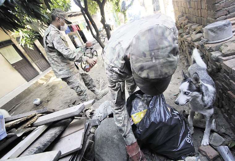 El Ejército participó activamente en las tareas de eliminación casa por casa. Foto: Hernán Virgo