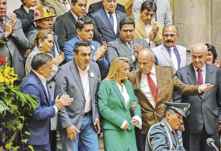 La presidenta Jeanine Áñez siempre tiene a su lado a uno de sus cinco funcionarios de mayor confianza. Cuatro de ellos son ministros. Foto: Archivo