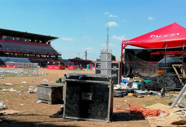Así quedó el campo de juego del estadio de Real Santa Cruz luego de que fuera utilizado por los carnavaleros. Foto: Juan Carlos Montaño