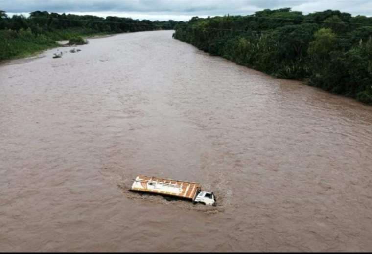 El camión afectado por la crecida del río Surutú