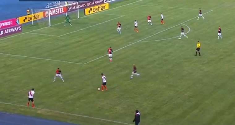 El partido entre bolivianos y peruanos se disputa en el estadio Víctor Agustín Ugarte 