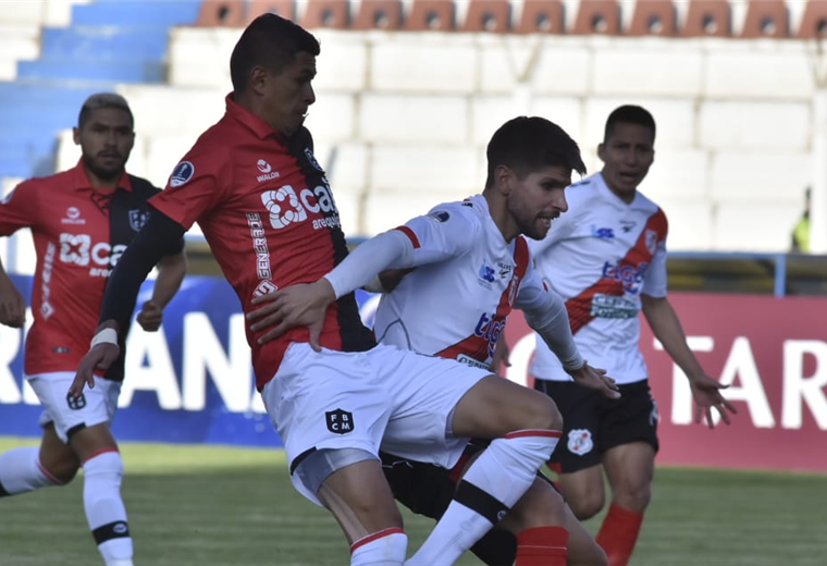 El partido entre bolivianos y peruanos se disputa en el estadio Víctor Agustín Ugarte. Foto. APG Noticias