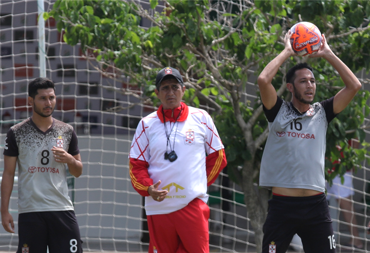 José ‘Pepe’ Peña (centro) observa a Mauricio Saucedo que intenta sacar un lateral durante una práctica de fútbol. Foto. Hernán Virgo