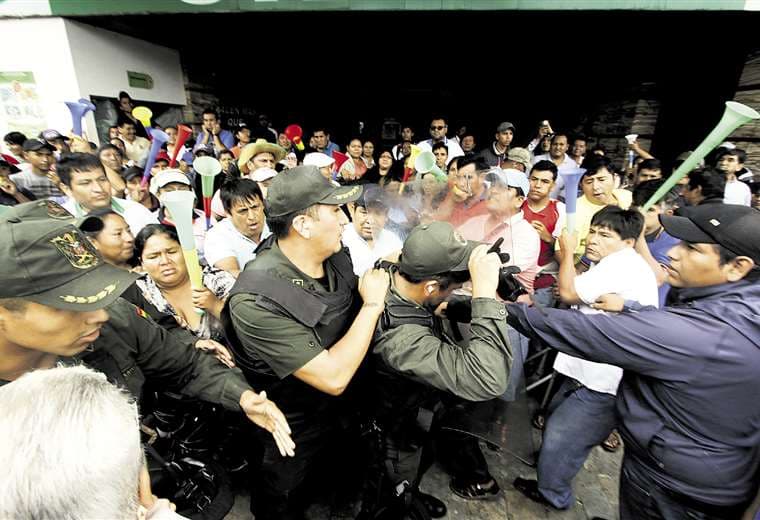 Un contribuyente quiso ingresar y los transportistas se lo impidieron. La Policía tuvo que intervenir. Foto: Jorge Ibáñez
