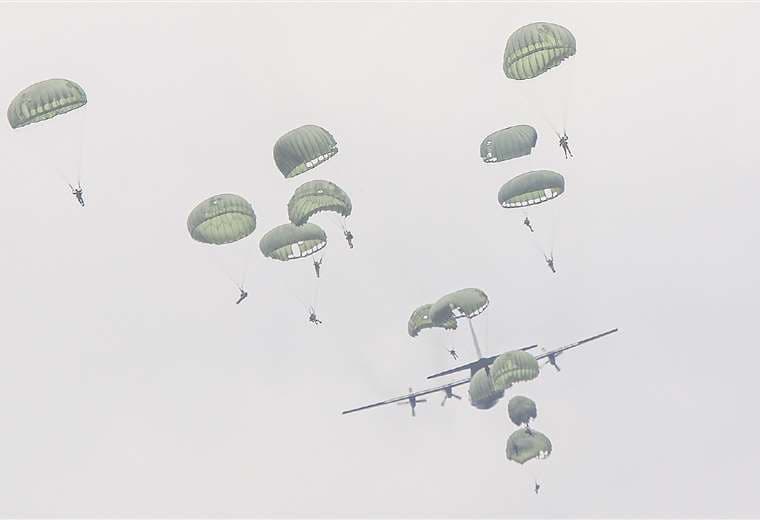 Más de 200 militares saltaron del Hércules en paracaídas en presencia de sus familiares. Foto: Jorge Ibáñez