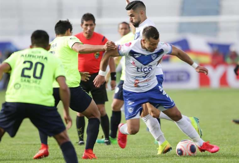 Rodrigo Vargas, del equipo santo domina el balón ante la marca de dos rivales. Foto. APG 