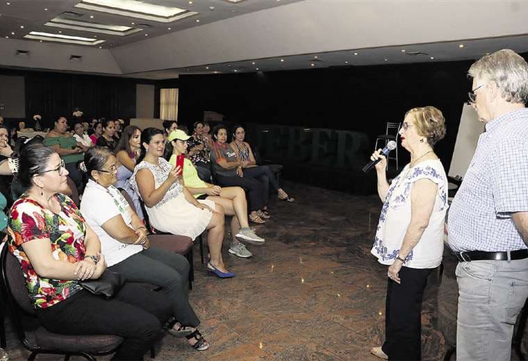 Emotivo. Rosita Jordán de Rivero agradeció el aporte de las mujeres a la empresa multimedia. Foto: Ángel Farell