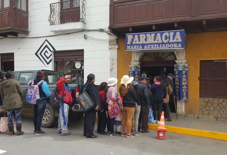 La gente acudió a las farmacias para aprovisionarse con barbijos y alcohol en gel tras confirmarse el primer caso de coronavirus en Oruro. Foto: APG