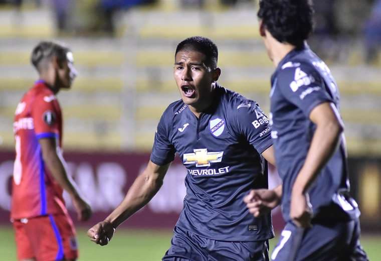 Erwin Saavedra, celebra su gol marcado ante Tigre, de Argentina en La Paz. Foto. APG Noticias 