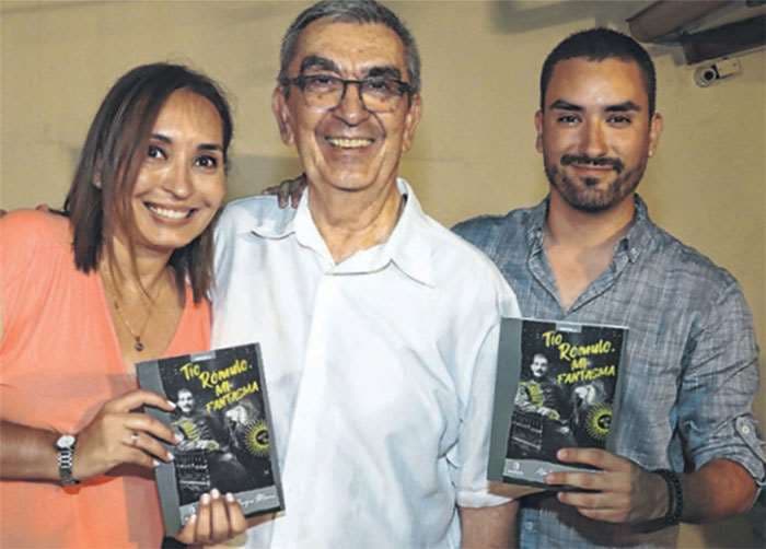 El autor y sus hijos. María José, Alcides y Felipe Parejas. Foto: Ángel Farell