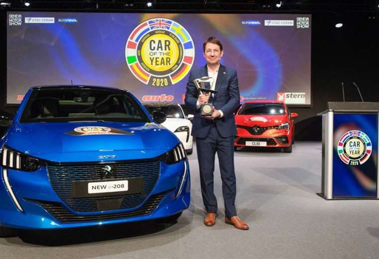 Frank Janssen, presidente del COTY, junto con el Peugeot 208, ganador del premio Auto del Año 2020