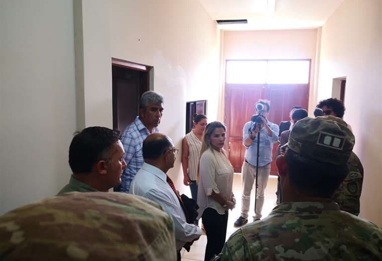 La presidenta Áñez inspeccionó las instalaciones de la escuela milita Héroes de Ñancahuazú en Warnes, donde funcionará un centro de atención para pacientes con coronavirus. Foto: Ministerio de la Presidencia