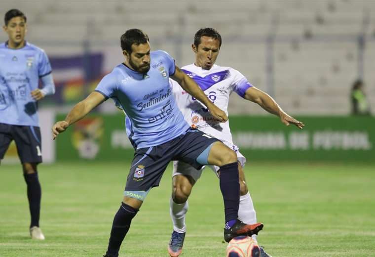 Junior Sánchez disputa el balón con Roly Sejas en el Jesús Bermúdez. Foto. APG Noticias 