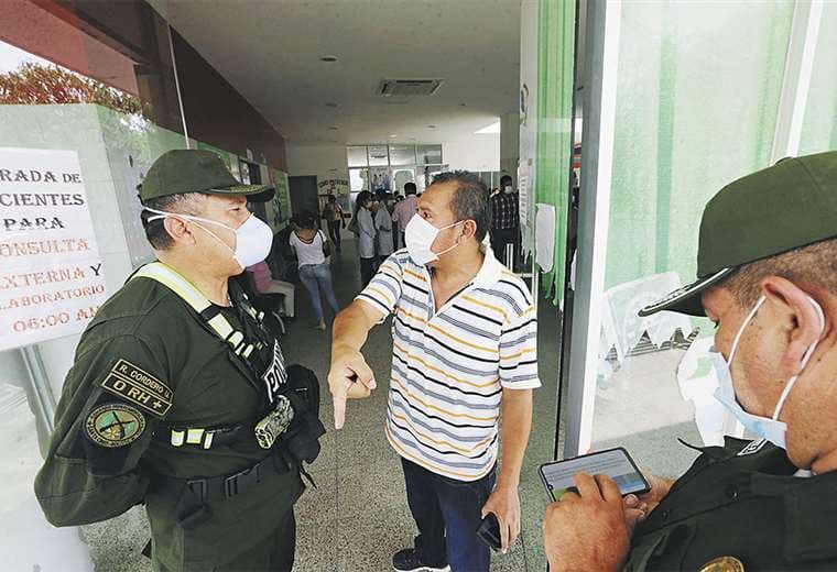 Policías dialogan con un funcionario en el hospital municipal luego del ingreso de la paciente portadora del Covid 19, que sigue peregrinando. Foto: Ricardo Montero