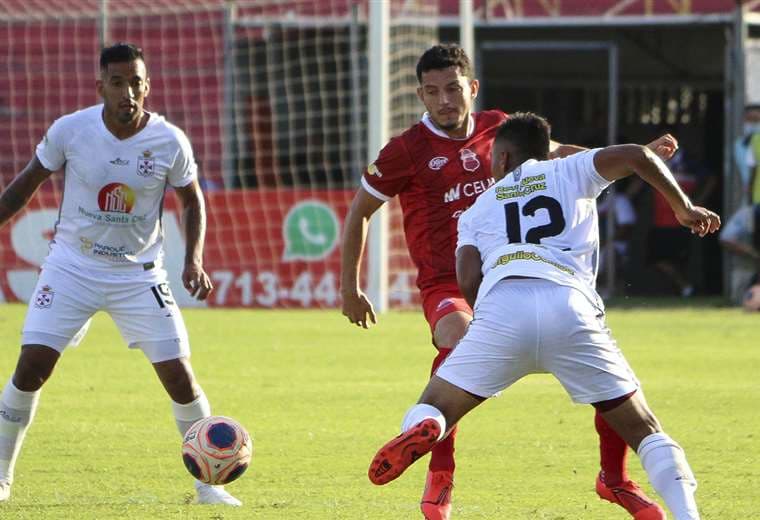 Luis Hurtado, de Guabirá, domina el balón ante la marca de dos rivales. Foto. APG Noticias 