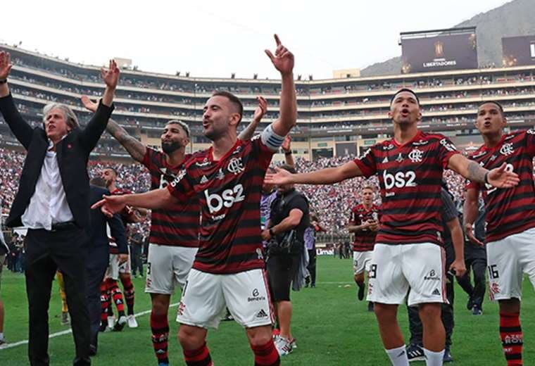 Jorge Jesús (izq.) celebra junto a sus dirigidos el título de la última Copa Libertadores. Foto. Internet 