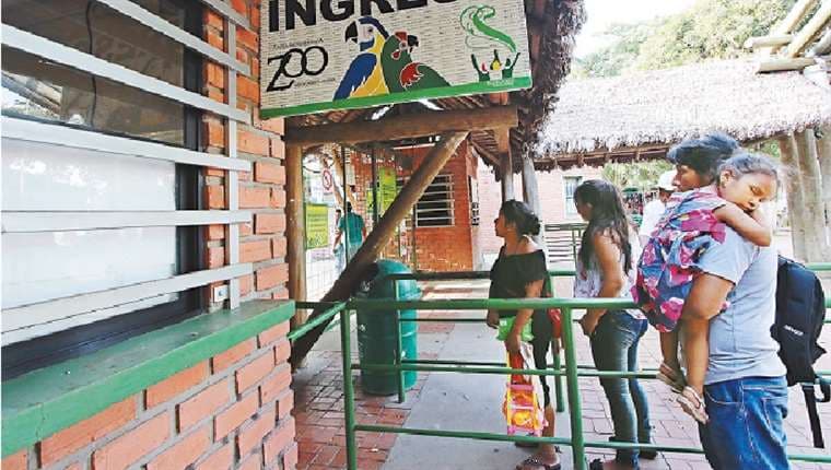 La familia de Maritza Núñez ayer se encontró con las puertas cerradas del zoológico municipal cruceño. Foto: Jorge Gutiérrez