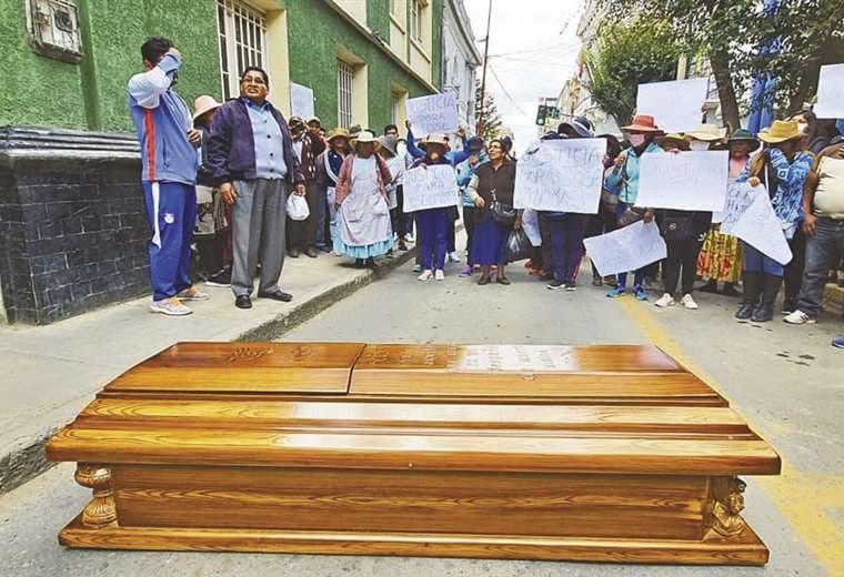 Familiares del fallecido y pobladores protestaron con el ataúd en plena vía pública. Foto: Emilio Castillo