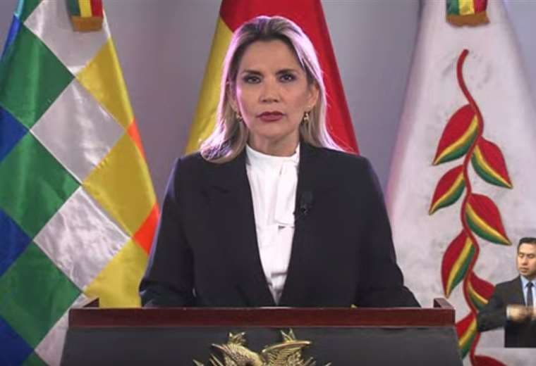 Jeanine Áñez anunció el tercer paquete de medidas contra el coronavirus en Bolivia. Foto: Imagen de TV