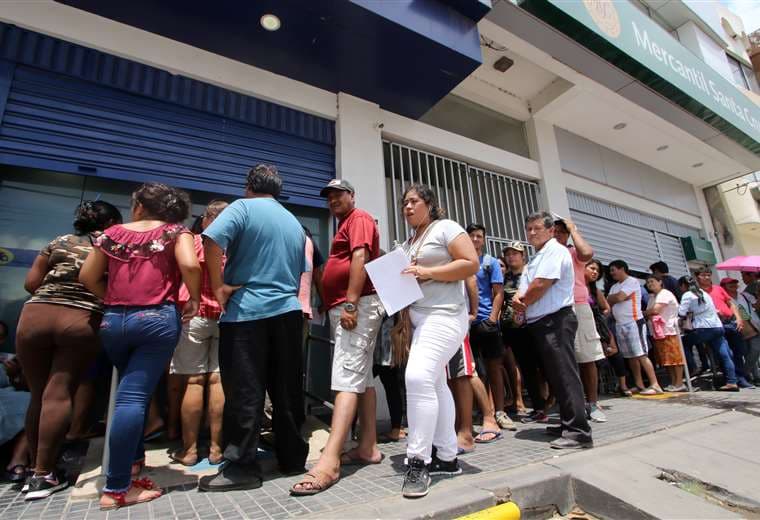 Los bancos alistan un protocolo de seguridad para los clientes que acudan a sus oficinas. Foto Hernán Virgo 