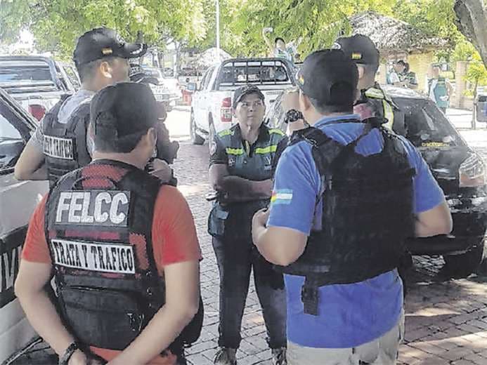 Agentes de la Felcc y de otras instituciones como la Defensoría, planifican un operativo en la ciudad. Foto: DIVISIÓN DE TRATA Y TRÁFICO