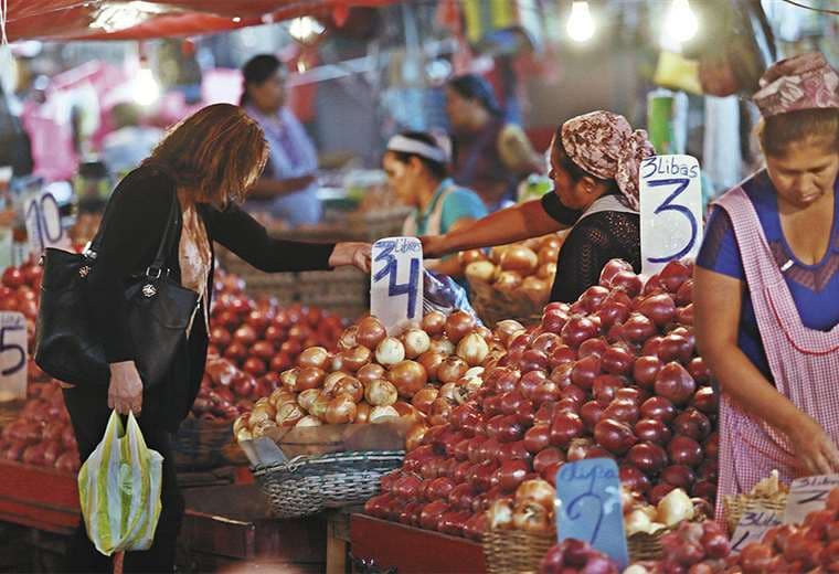 En los mercados, hasta ayer, la venta de alimentos se realiza con normalidad. Foto:  Ricardo Montero