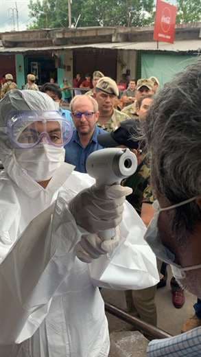 Personal sanitario controla la fiebre a los viajeros en la frontera con Argentina. Foto: Gobernación de Tarija