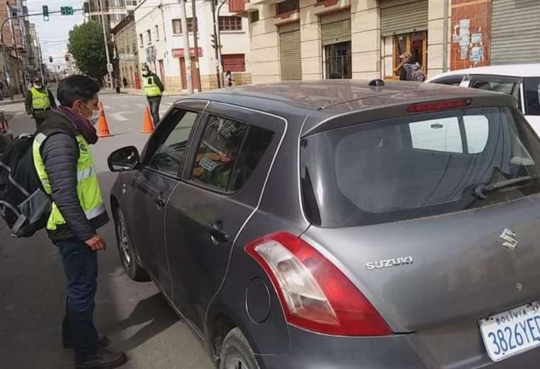 Una norma municipal y otra nacional prohíben la circulación vehicular en determinadas horas por la cuarentena. Foto: Alcaldía de Oruro