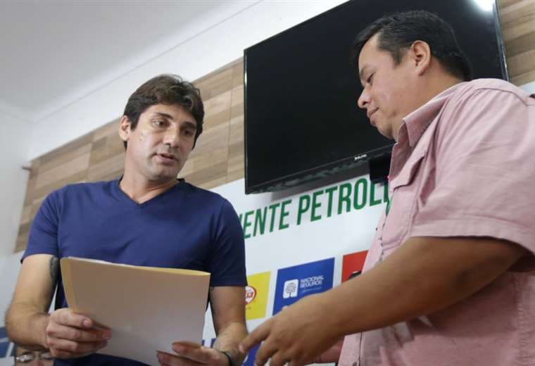 El presidente de Oriente entregó una carta de desagravio al periodista Bernardo Vaca. Fuad Landívar 