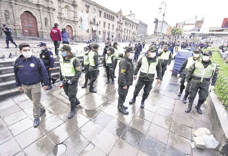 En la plaza San Francisco de La Paz, la Policía conminó a los ciudadanos a retirarse a sus casas