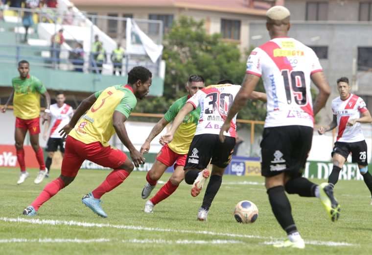 El partido entre cochabambinos y alteños se juega en el estadio Municipal de Quillacollo. Foto. APG Noticias 