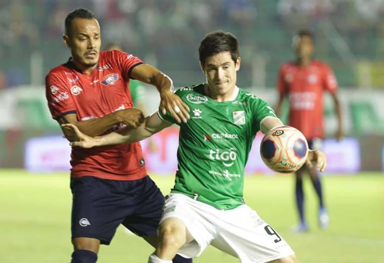 Marco Bueno, de Oriente protege el balón ante la marca de Ismael Benegas, de Wilstermann. Foto. Ricardo Montero