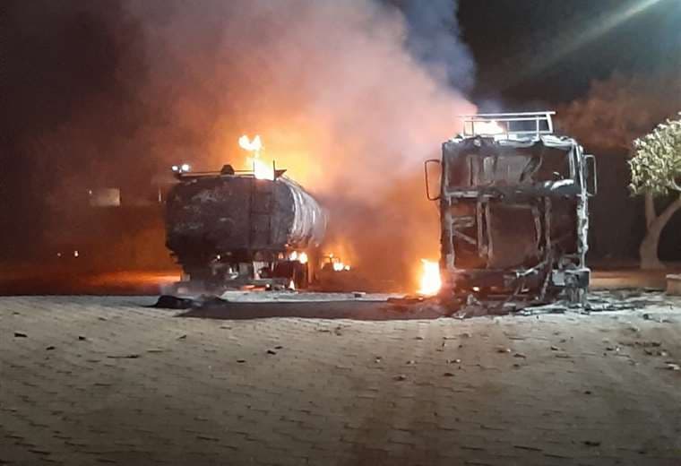 El fuego destruyó a los dos carros cisternas en un surtidor de Pailón